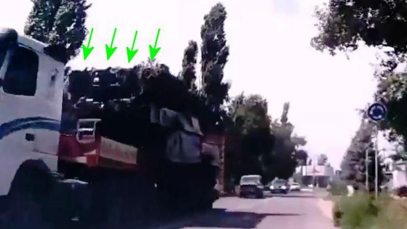 З’явилося нове відео з російським "Буком", який імовірно збив Boeing 777 З’явилося нове відео з російським "Буком", який імовірно збив Boeing 777