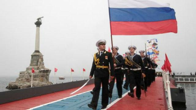 Российским военным в Крыму почти на 40% уменьшили зарплаты