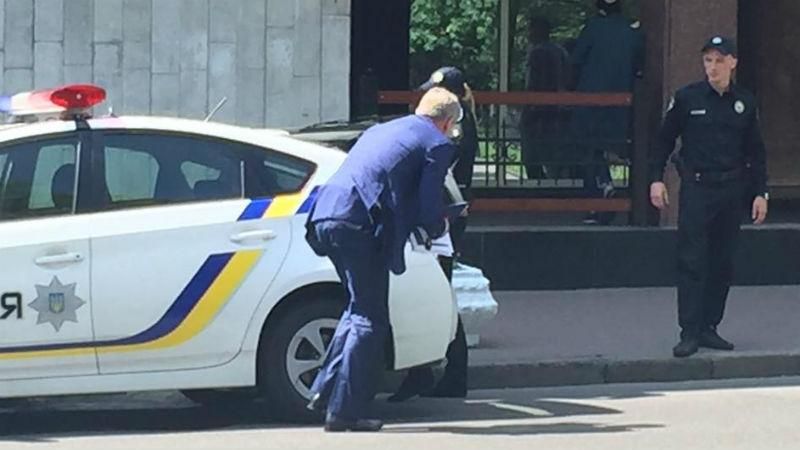 Біля Ради поліція покарала міністра Біля Ради поліція покарала міністра