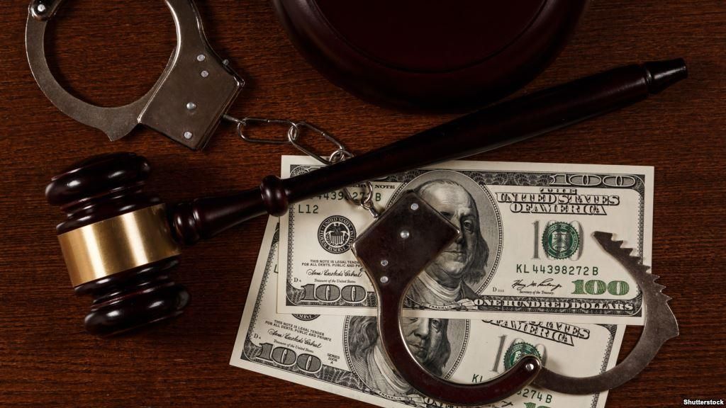 У Тернополі трьох прокурорів затримали за хабарництво У Тернополі трьох прокурорів затримали за хабарництво