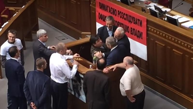 В Раде произошла драка из-за русского языка: появилось видео В Раде произошла драка из-за русского языка: появилось видео