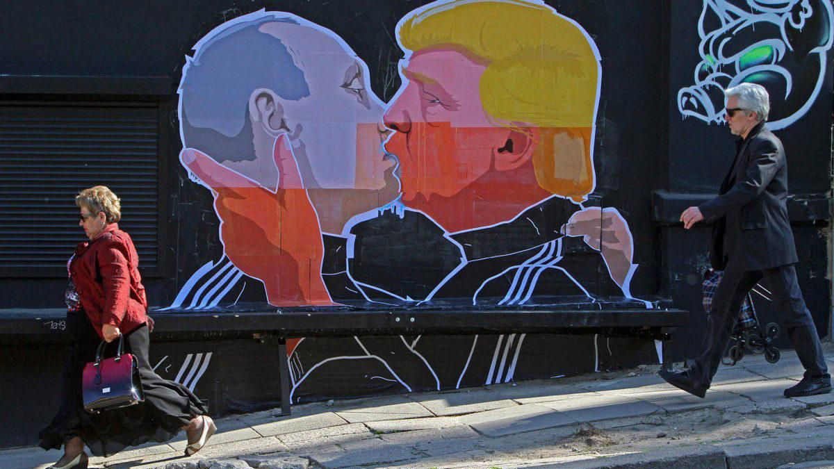 В Литве на стене дома запечатлели поцелуй Путина и Трампа