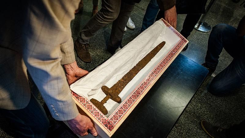 Украине вернули уникальный меч викингов: появились фото