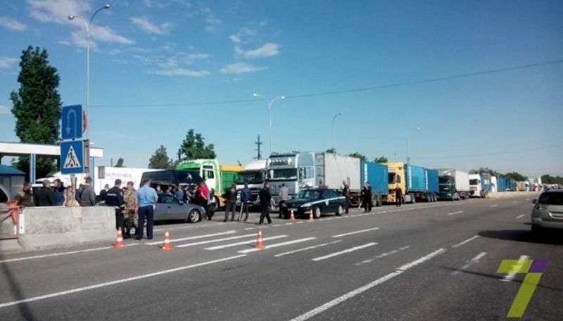 Дальнобойщики заблокировали движение на трассе "Киев — Одесса"