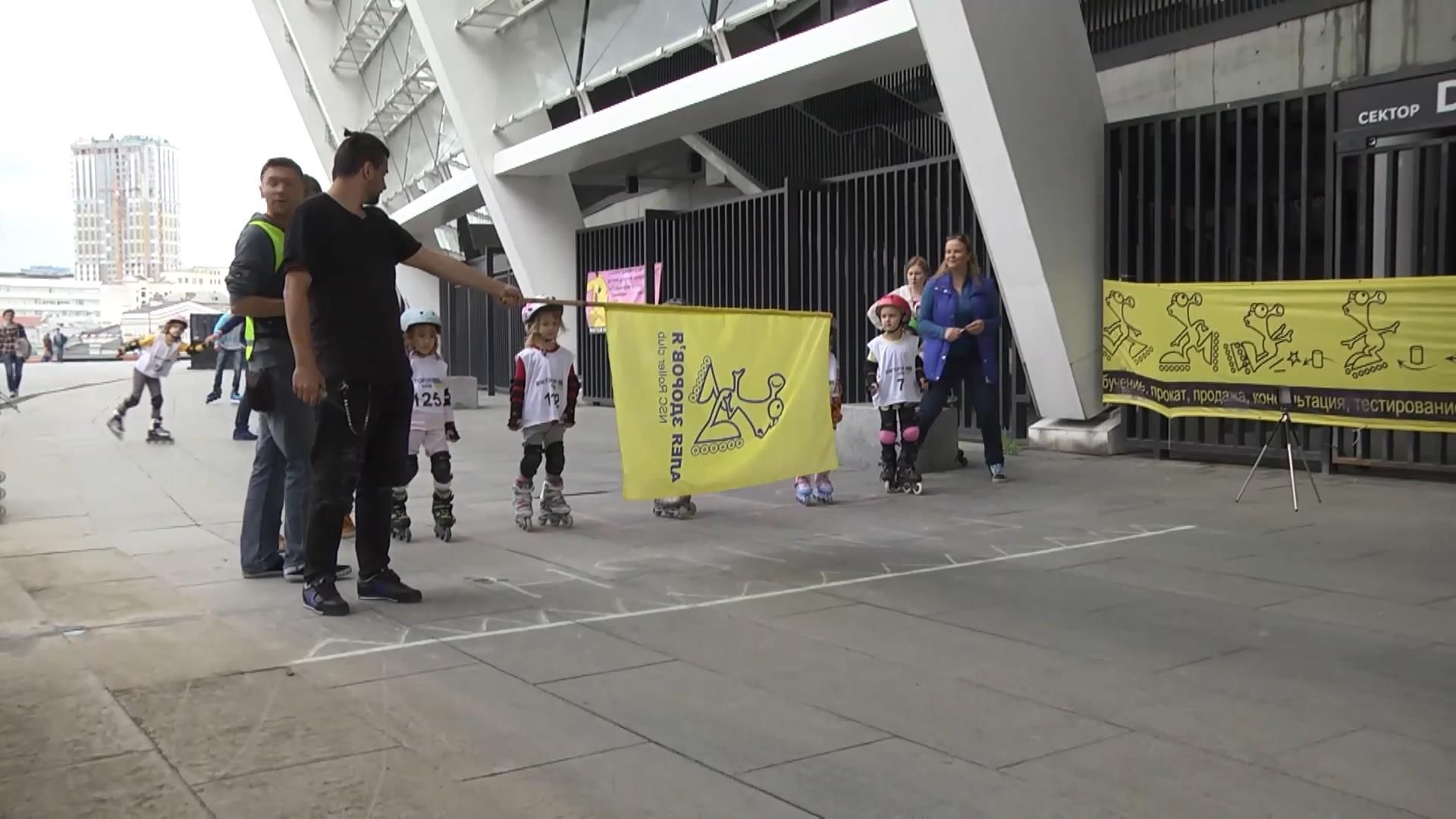 5-річні діти змагались між собою на роликах 5-річні діти змагались між собою на роликах