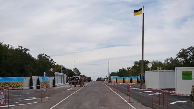 Через потужні обстріли волонтери не можуть виїхати із зони АТО Через потужні обстріли волонтери не можуть виїхати із зони АТО