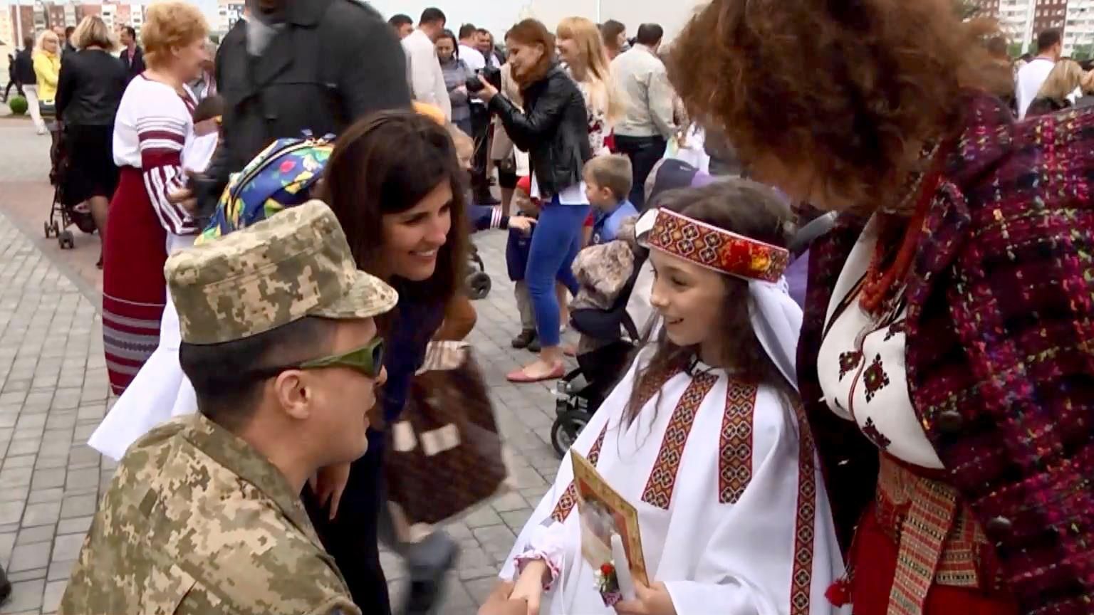 Трогательная история: знакомство маленькой волонтерки и офицера АТО
Трогательная история: знакомство маленькой волонтерки и офицера АТО