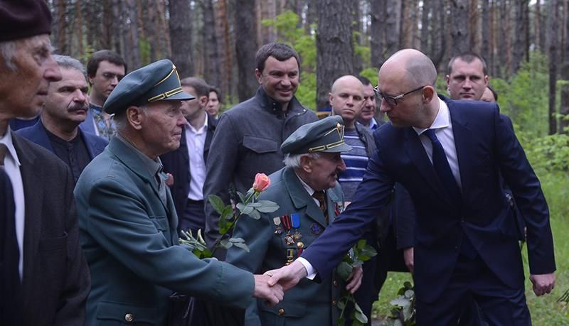 Арсений Яценюк с однопартийцами почтили память жертв политических репрессий