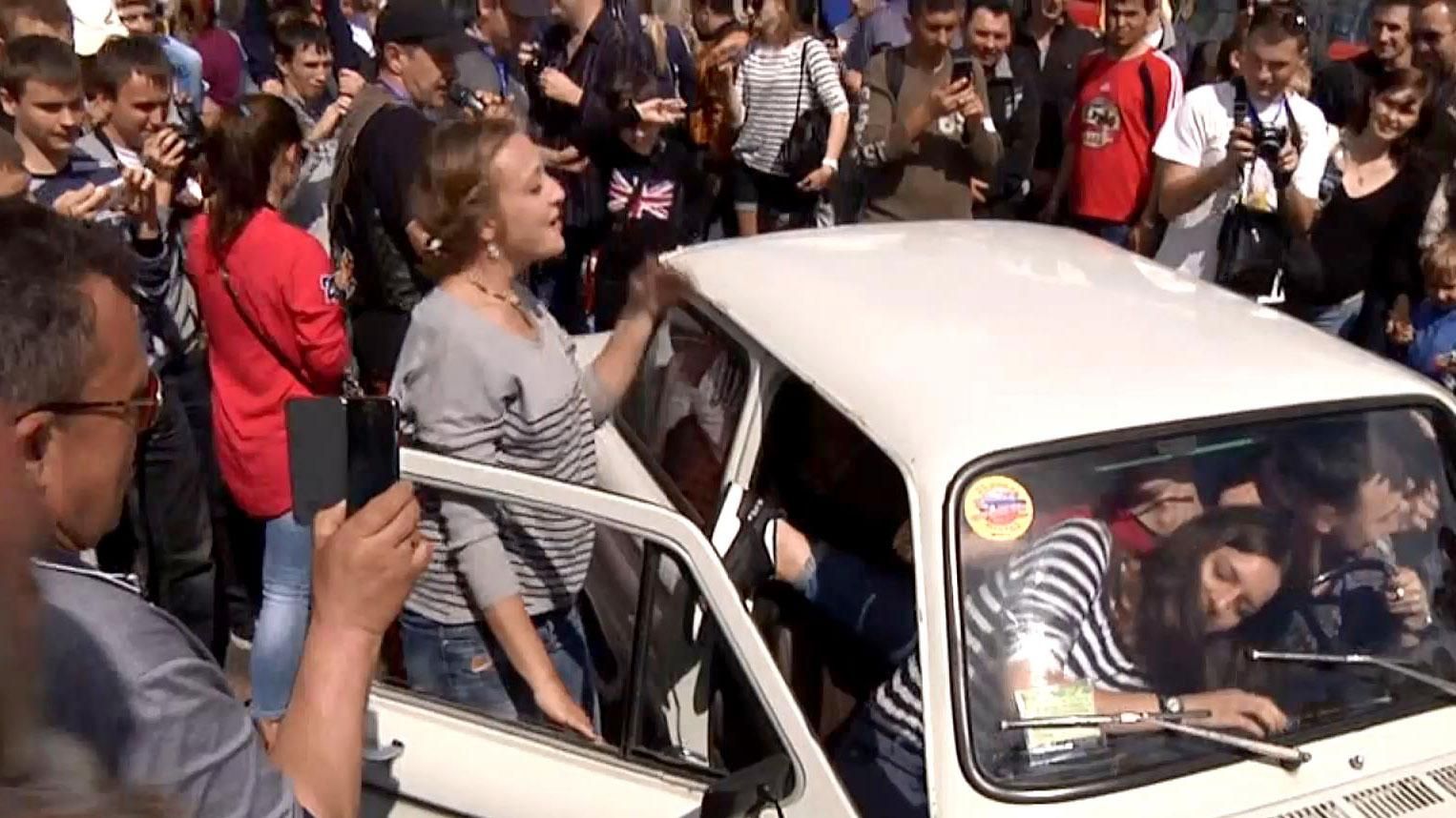 Рекорд: скільки людей може помістити один "Запорожець"
Рекорд: скільки людей може помістити один "Запорожець"