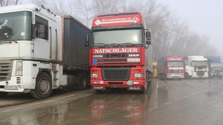 На українських дорогах створять обмеження для руху вантажівок