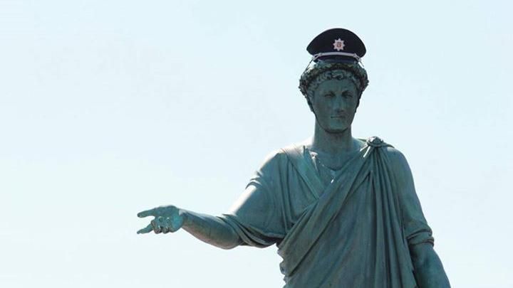 В Одессе двух полицейских уволили после ДТП в пьяном виде В Одессе двух полицейских уволили после ДТП в пьяном виде