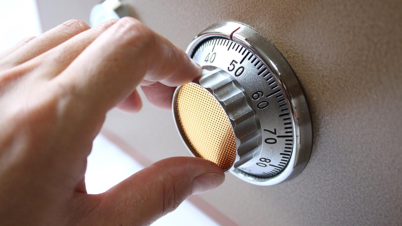 Во Львове из банка похитили сейф с деньгами Во Львове из банка похитили сейф с деньгами