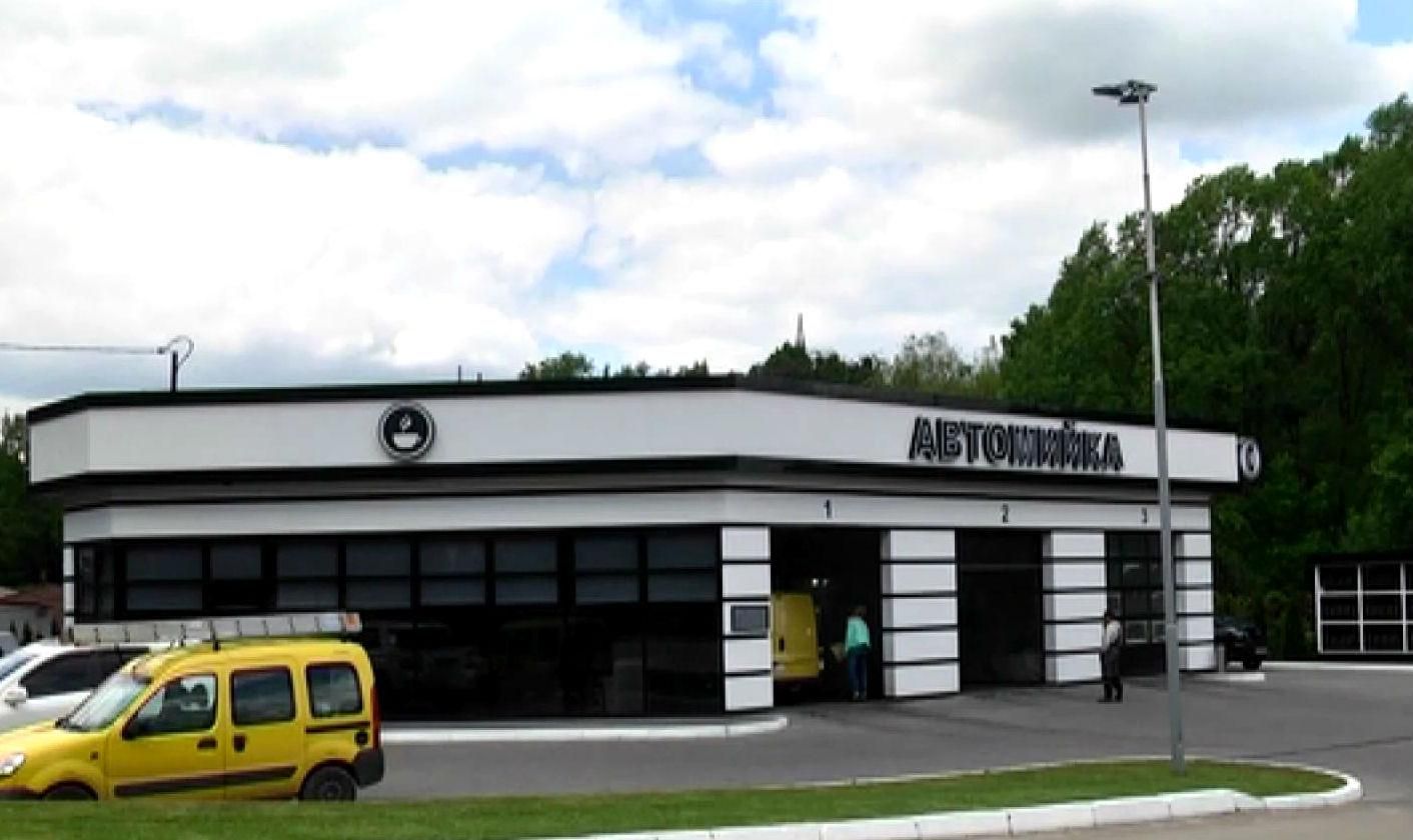 Працівники автомийки розтрощили спортивне авто клієнта у Львові Працівники автомийки розтрощили спортивне авто клієнта у Львові