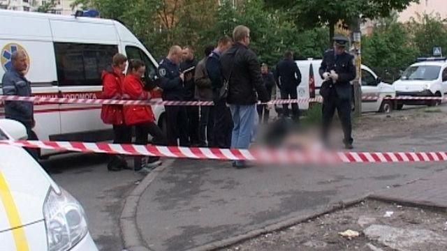 Криваве вбивство у Києві: чоловіка зарізали біля супермаркету Криваве вбивство у Києві: чоловіка зарізали біля супермаркету