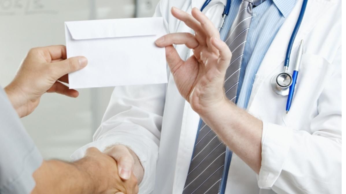 Лікаря, що допомагав ухилятись від армії, затримали на хабарі в Одесі Лікаря, що допомагав ухилятись від армії, затримали на хабарі в Одесі