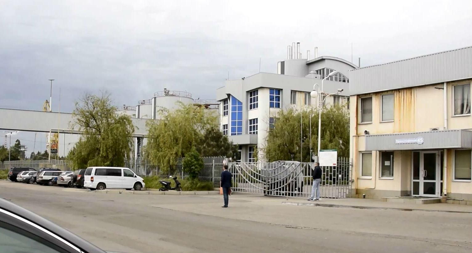 Роботу Іллічівського олійножирового комбінату блокують невідомі озброєні люди Роботу Іллічівського олійножирового комбінату блокують невідомі озброєні люди