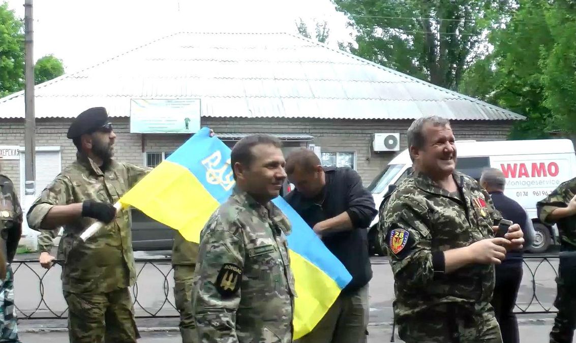 Город, который 2 года назад освободили от сепаратистов, сохраняет антиукраинские настроения Город, который 2 года назад освободили от сепаратистов, сохраняет антиукраинские настроения