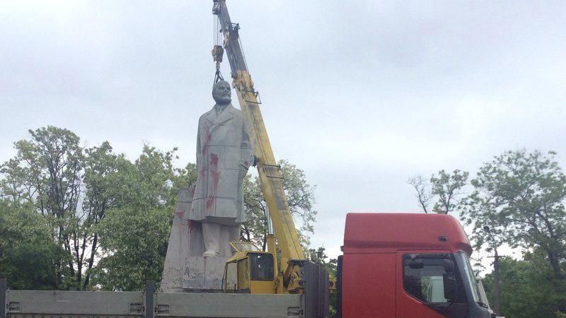 Ленінопад: останній пам’ятник Іллічу зносять в Одесі