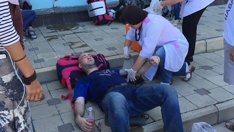 Жорстокий напад на Навального і його соратників: били ногами, знімали на камери