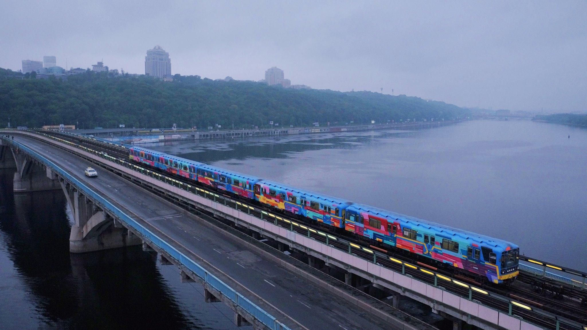 Іспанський художник розфарбував вагони київського метро