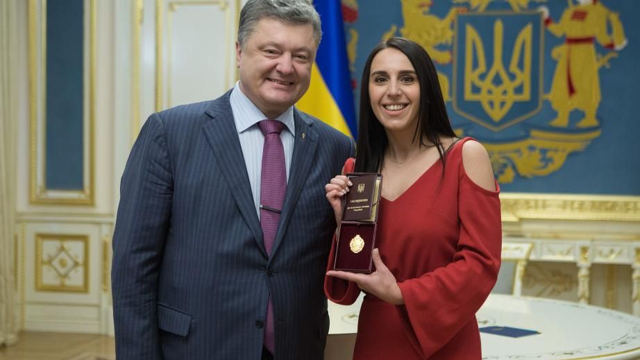 Переможна пісня Джамали спочатку називалась "Крим наш", — Порошенко Переможна пісня Джамали спочатку називалась "Крим наш", — Порошенко