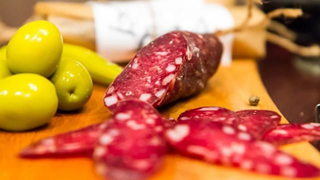 Крадіжка ковбаси переросла у масову бійку в російському супермаркеті Крадіжка ковбаси переросла у масову бійку в російському супермаркеті