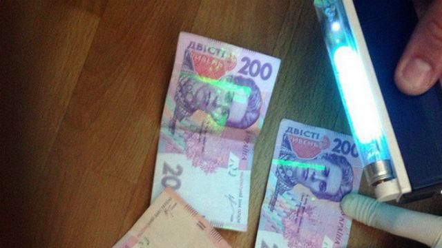 Курйоз під час спецоперації. Чиновник намагався з’їсти свій хабар Курйоз під час спецоперації. Чиновник намагався з’їсти свій хабар