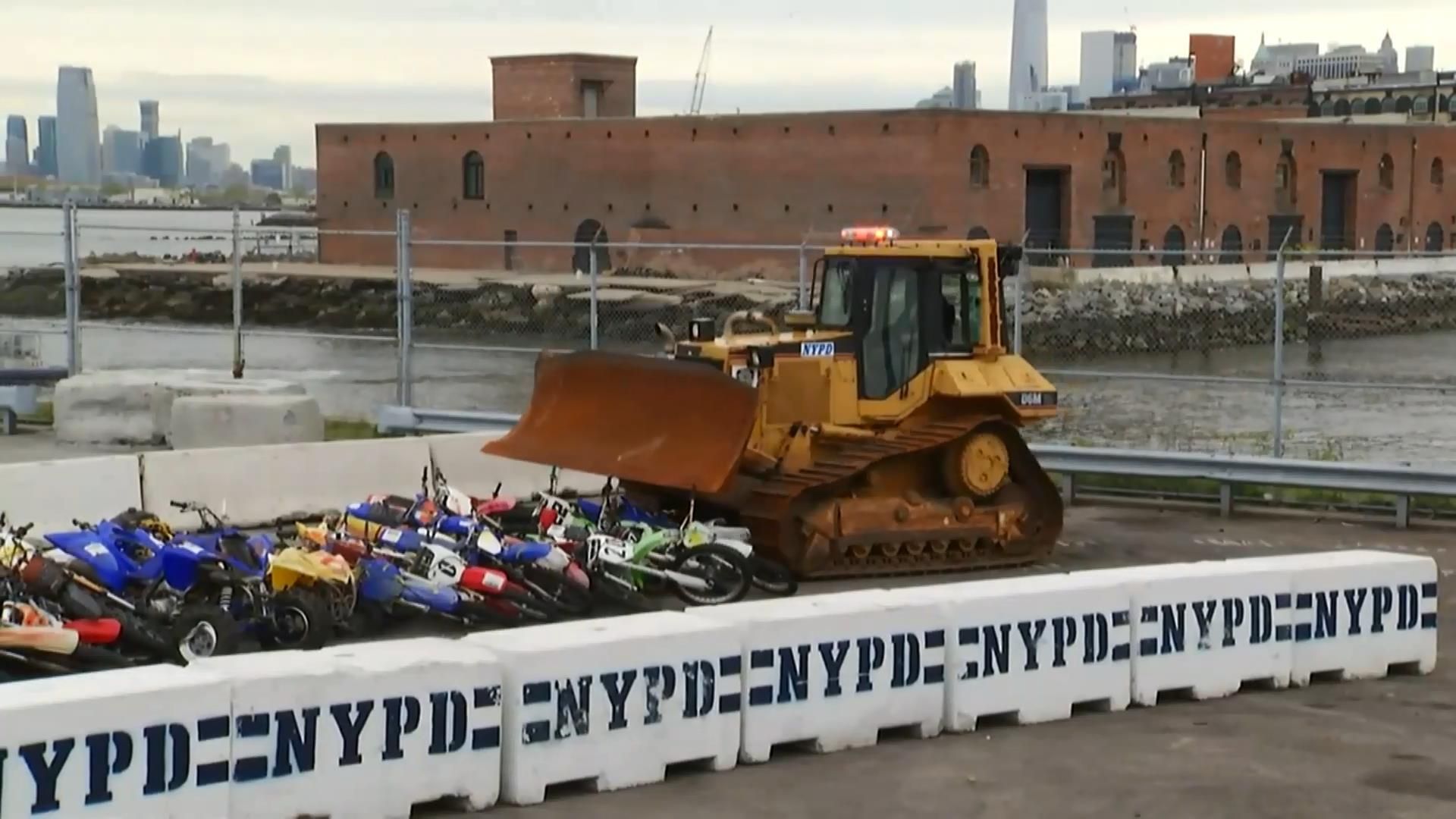 Бульдозер раздавил сотню конфискованных мотоциклов Бульдозер раздавил сотню конфискованных мотоциклов