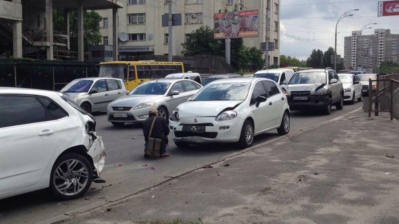 Очень крупная авария в Киеве: столкнулись 11 машин