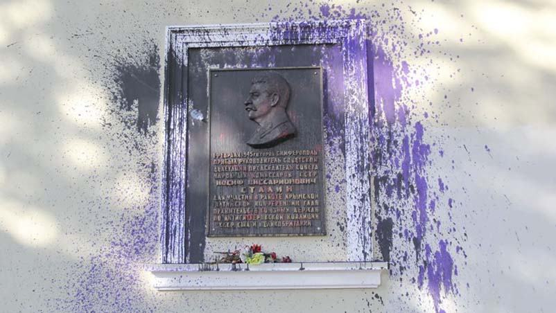 Фотофакт: В Крыму облили краской мемориальную доску Сталину