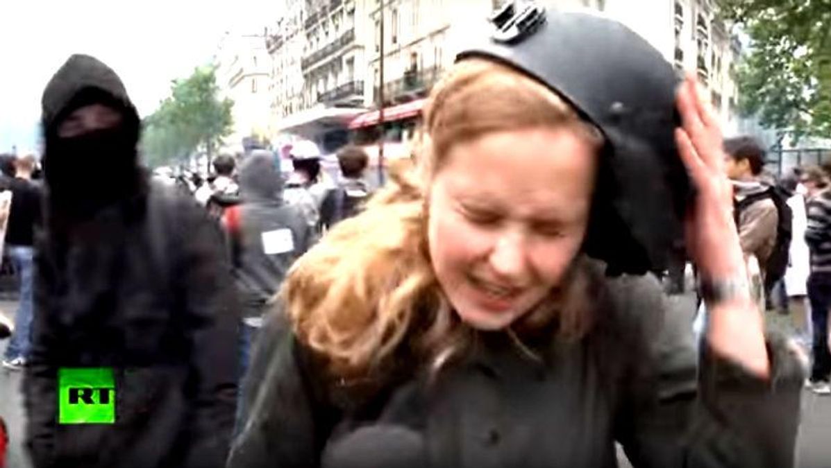 Российской журналистке дали пощечину во время репортажа в Париже Российской журналистке дали пощечину во время репортажа в Париже