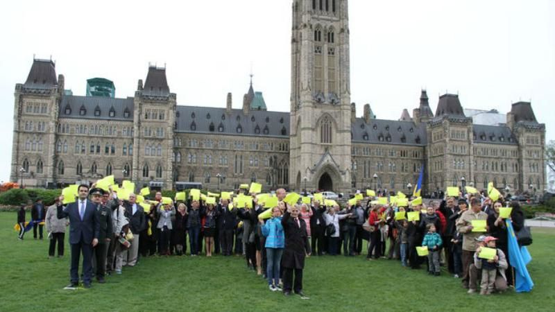 Годовщину депортации крымских татар депутаты Канады почтили зрелищным флэшмобом