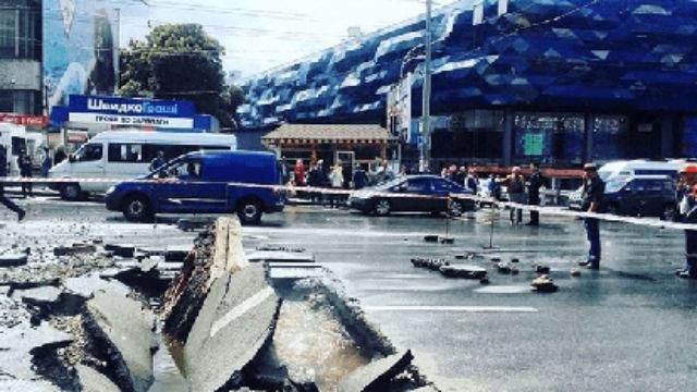 В Киеве возле Ocean Plaza образовался большой провал: улицу заливает водой В Киеве возле Ocean Plaza образовался большой провал: улицу заливает водой