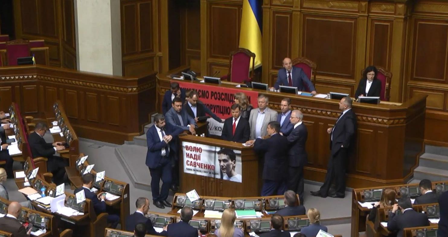 Ляшко снова блокировал трибуну Рады из-за оффшоров Порошенко Ляшко снова блокировал трибуну Рады из-за оффшоров Порошенко