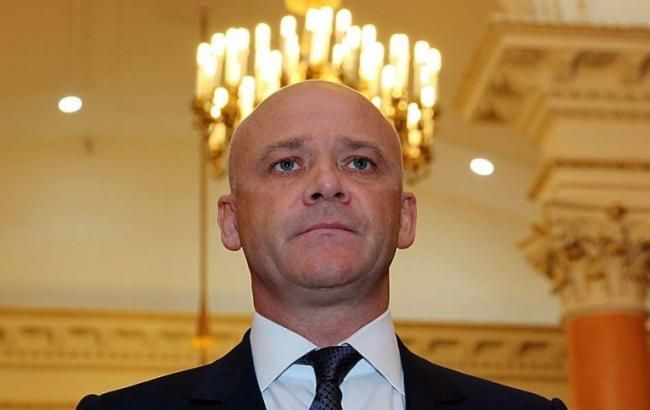 Скандальний Труханов показав довідку з російського консульства Скандальний Труханов показав довідку з російського консульства