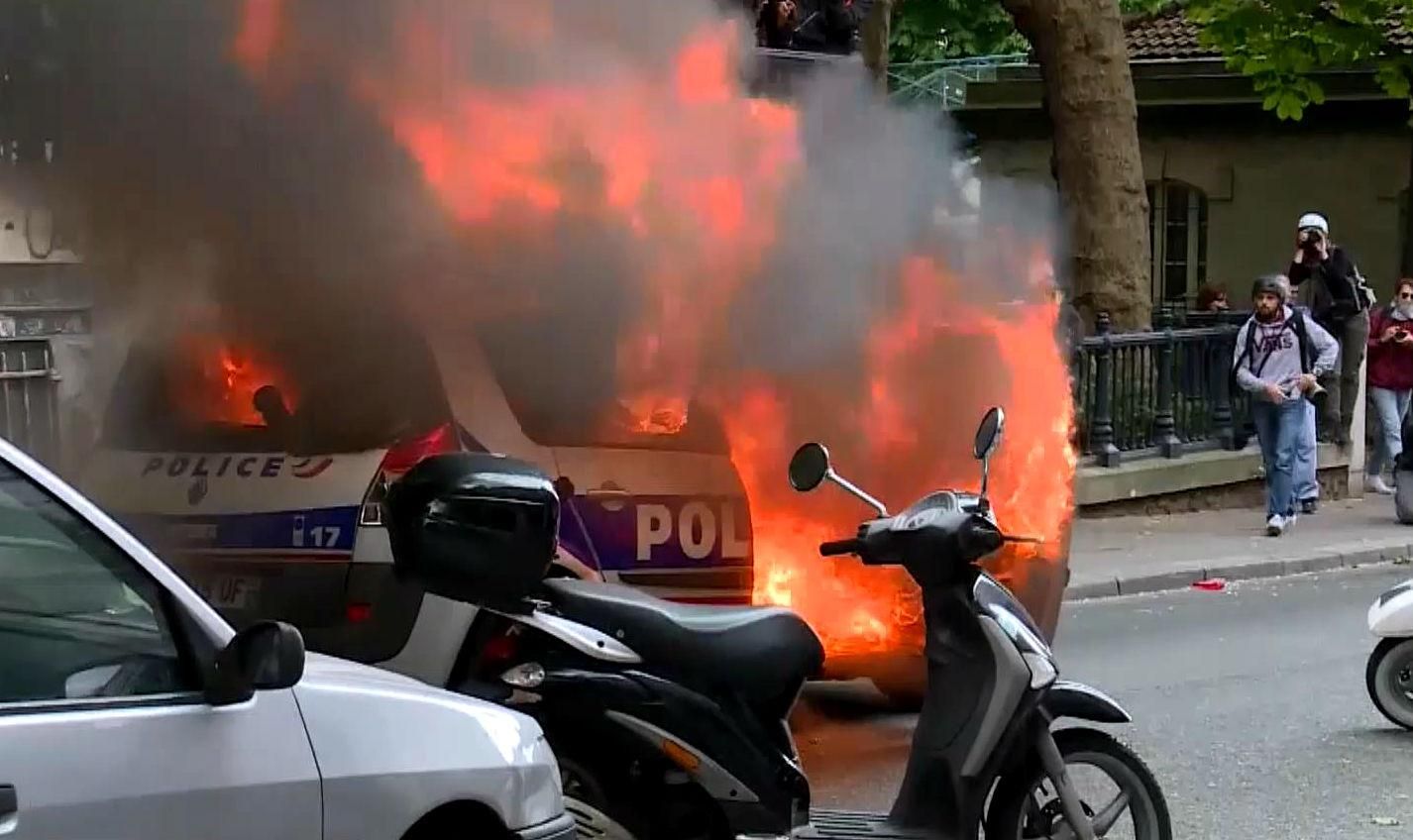 Дым, камни и бутылки: Париж охватили масштабные акции протеста