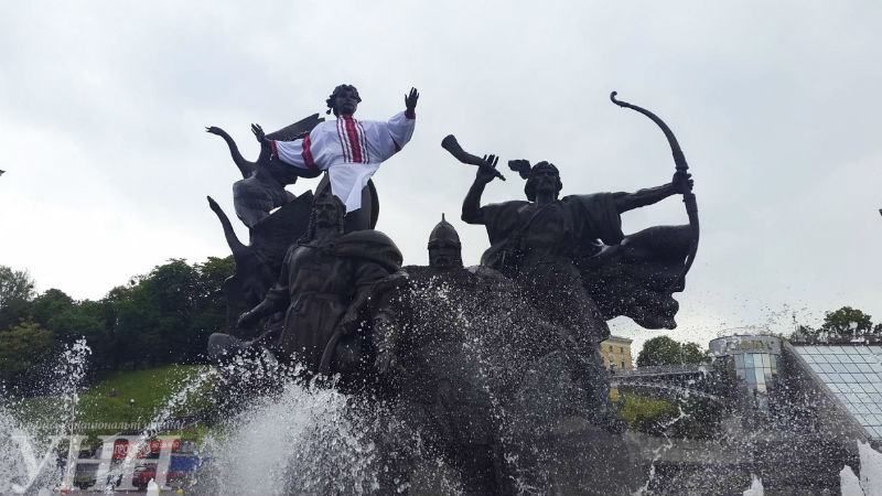 Один из символов Киева одели в вышиванку Один из символов Киева одели в вышиванку