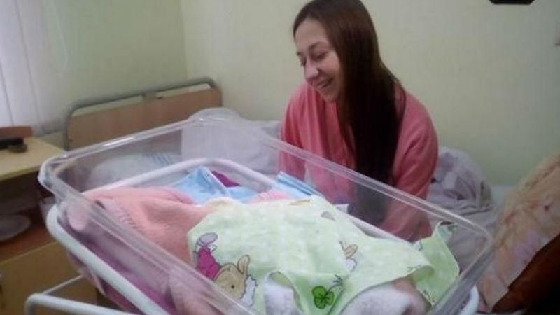 Усі новонароджені у Хмельницькому отримали маленькі вишиванки Усі новонароджені у Хмельницькому отримали маленькі вишиванки