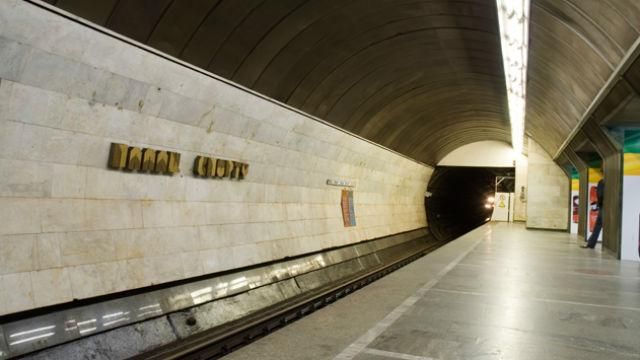 У київському метро пасажир раптово зацідив у лице незнайомцю У київському метро пасажир раптово зацідив у лице незнайомцю