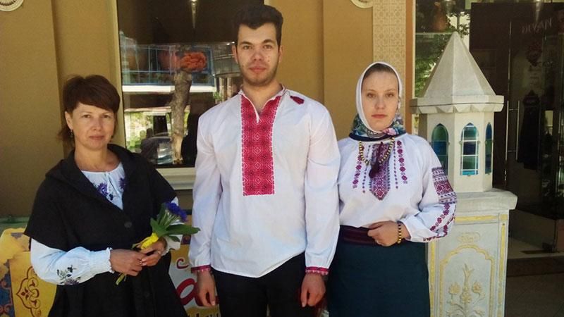 В окупованому Криму українці сміливо одягнули вишиванки