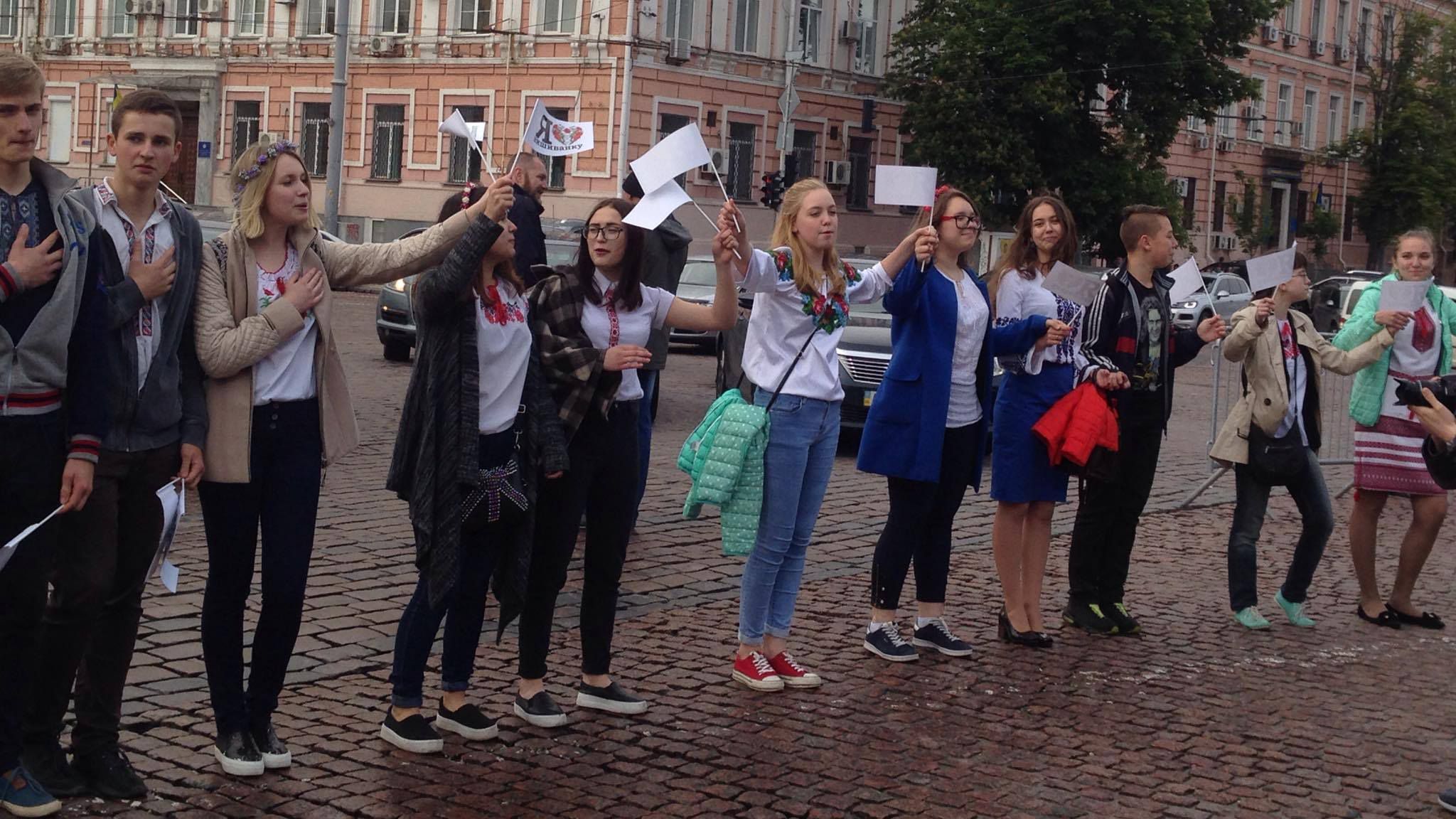 Оригинальной цепью единения киевляне отметили День вышиванки Оригинальной цепью единения киевляне отметили День вышиванки