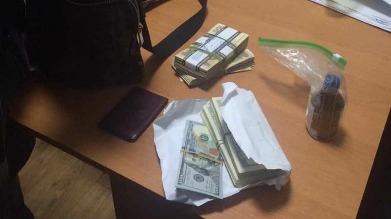 Долари, гривні і невідома рідина: НАБУ проводить в обшук в прокуратурі Херсона Долари, гривні і невідома рідина: НАБУ проводить в обшук в прокуратурі Херсона