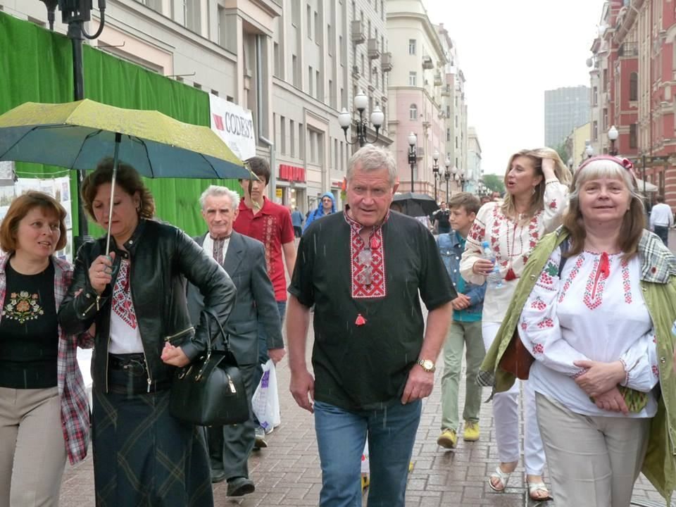 В Москве День вышиванки отметили шествием по Арбату и цветами