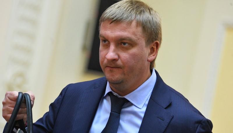 Міністр Петренко наполягає на звільненні одразу 800 суддів