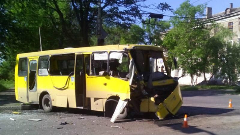 Два автобуса столкнулись в Мариуполе: много травмированных