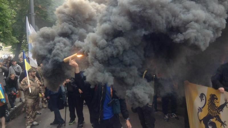 Радикалів на марш у Києві звозять автобусами: палять фаєри і кидають під чужі машини