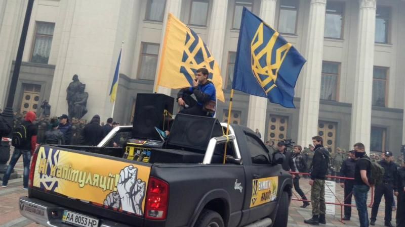 Многотысячный марш азовцев пришел под Раду: в парламенте стало тихо и безлюдно Многотысячный марш азовцев пришел под Раду: в парламенте стало тихо и безлюдно