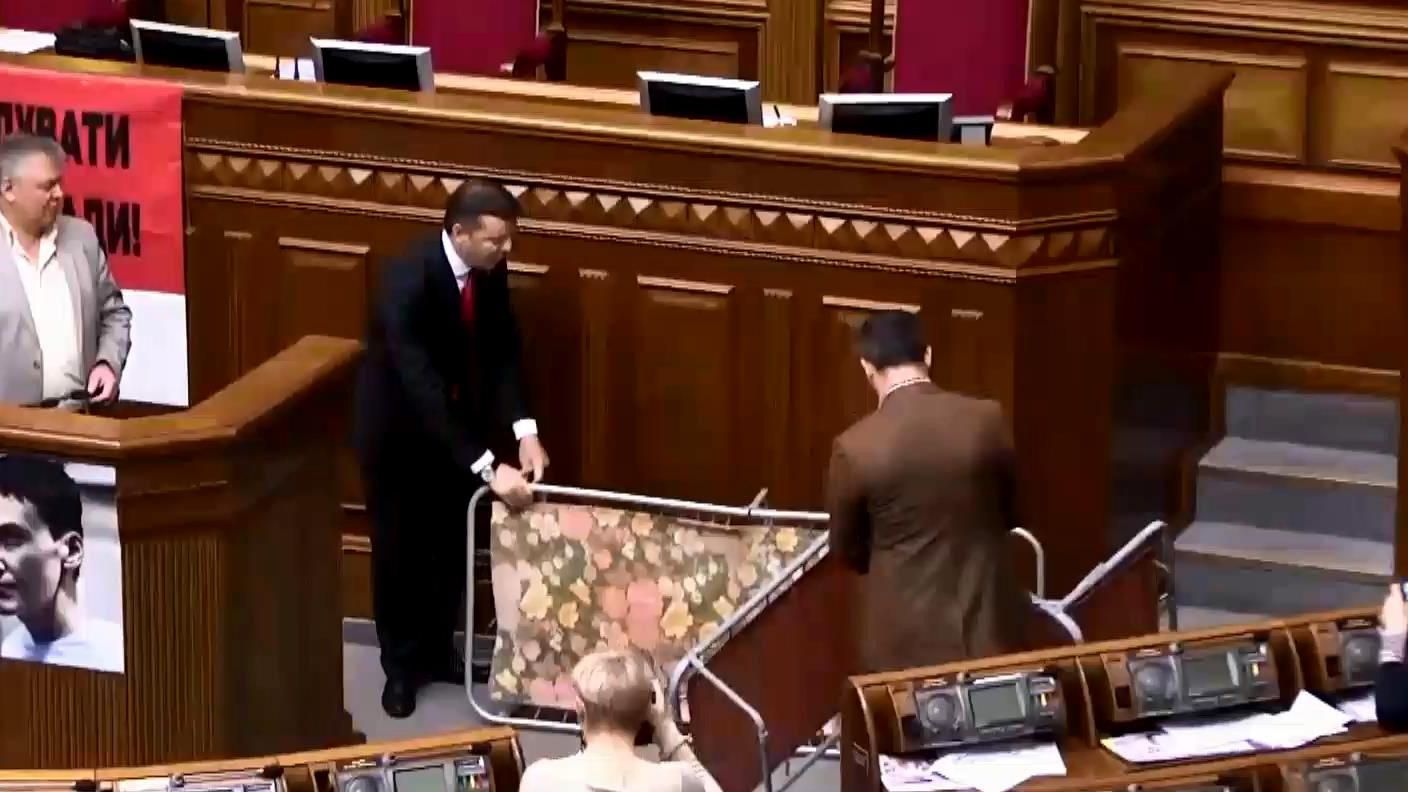 Ляшко приніс до Ради лежаки Ляшко приніс до Ради лежаки