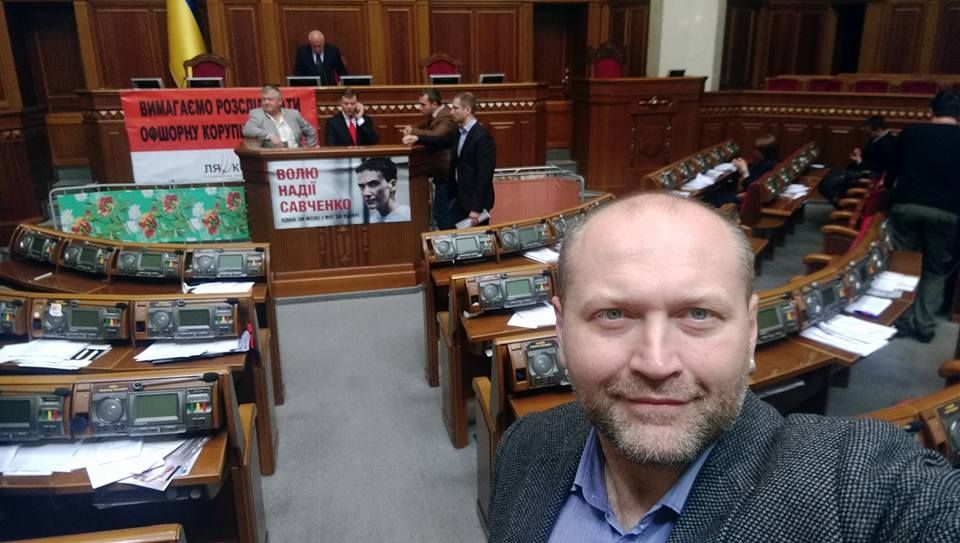 Береза потроллил перформанс Ляшко с лежаками Береза потроллил перформанс Ляшко с лежаками