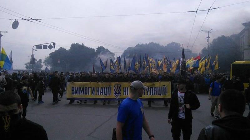 Как "Сбербанк России" спасался от марша "Азова" Как "Сбербанк России" спасался от марша "Азова"